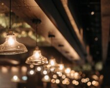 Обстрелы рф обесточили шесть областей: свет будут отключать по графикам