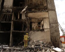 Баллистика по Киеву после полуночи: взрывы и пожары в двух районах, угроза сохраняется