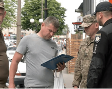 Работник ТЦК душил женщину в центре Львова: кадры конфликта