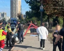 Смертельное ДТП в Киеве: авто на скорости вылетело на остановку с людьми — двое погибших