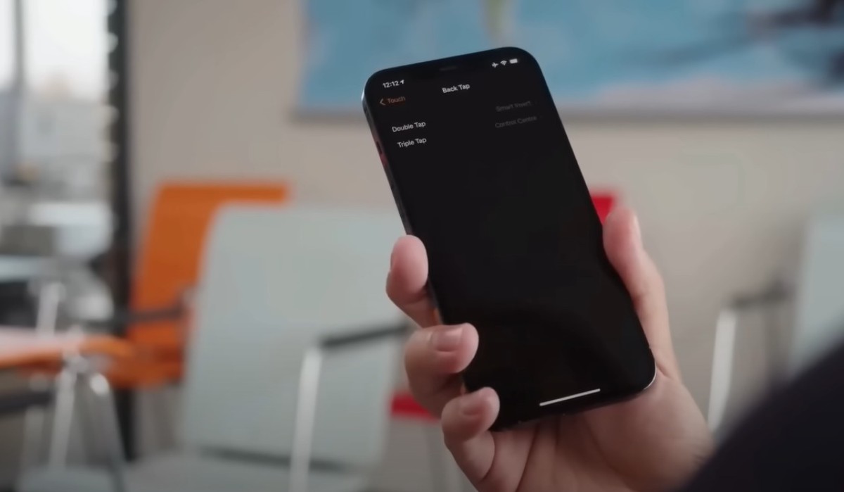 Экран на Samsung стал чёрный и не включается, но телефон работает: как решить проблему