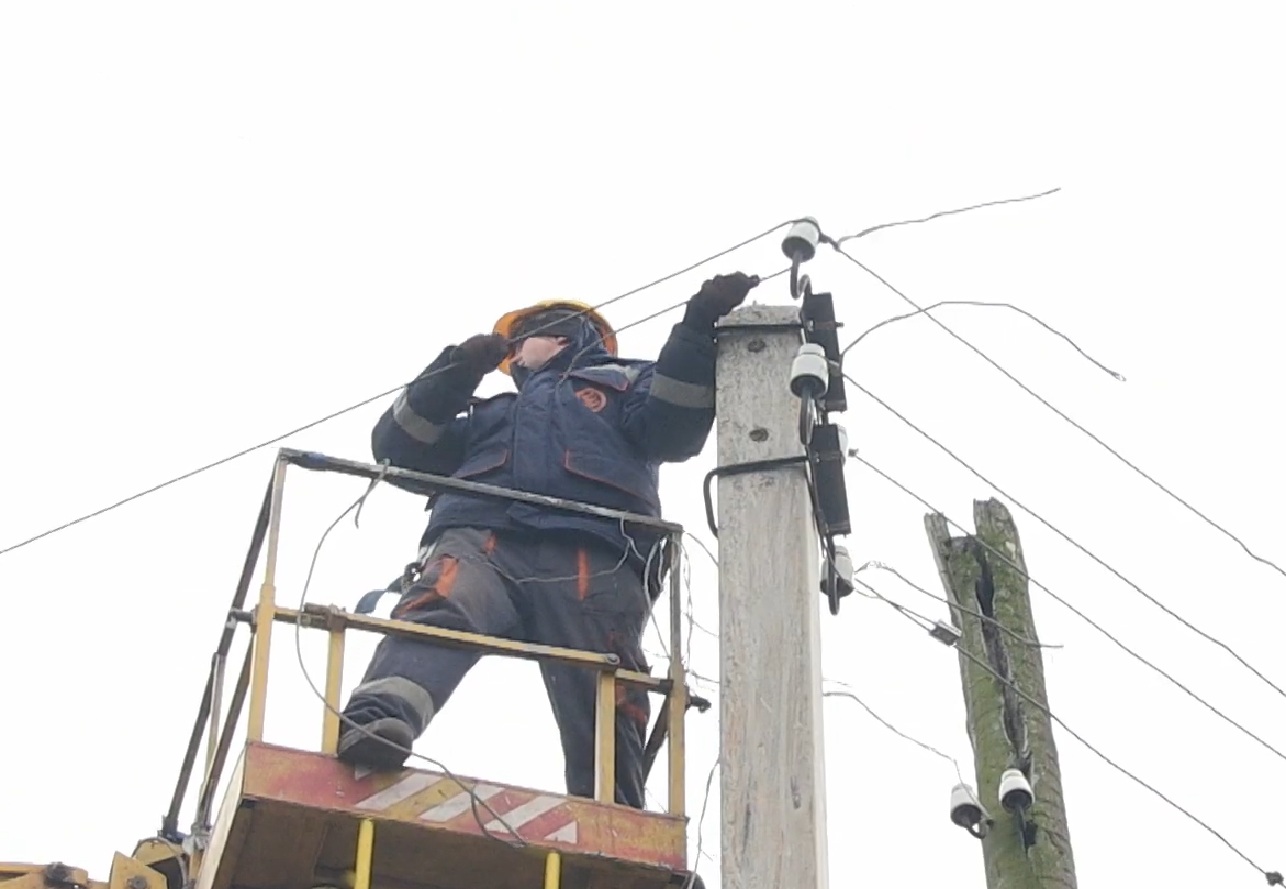 Графіки відключення світла в Житомирській області на 16 грудня: де будинки надовго вимкнуть від електрики