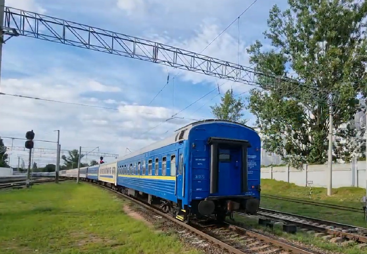 Популярні поїзди в Івано-Франківській області курсуватимуть по-іншому: оприлюднено новий графік руху