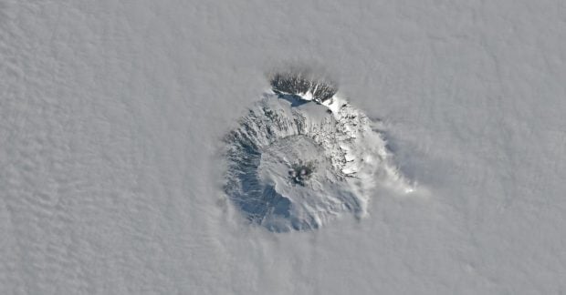 $6 тысяч в день "на ветер": вулкан в Антарктиде извергает золотую пыль