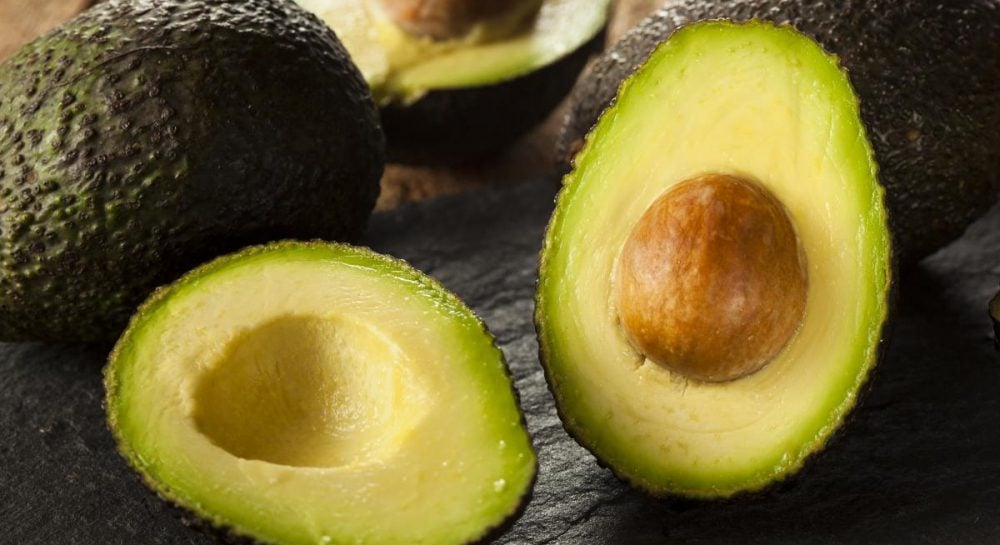 Как сохранить остатки авокадо "свежими и зелеными": четыре полезных лайфхака