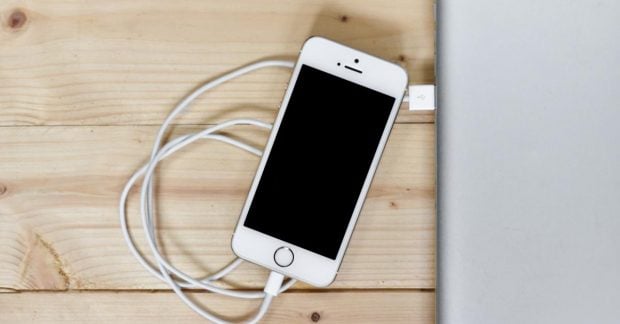Эксперт не рекомендует заряжать смартфон на 100%: в чём причина
