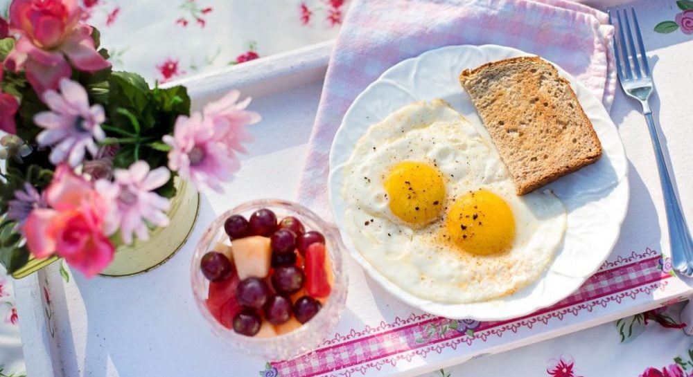 Какой продукт имеет много клетчатки и идеально подойдет для яичницы: диетолог раскрыла секрет