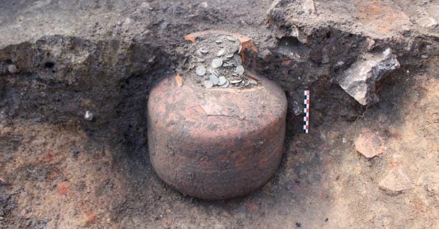 В деревне нашли 1800-летние "копилки" с десятками тысяч ценных монет (видео)