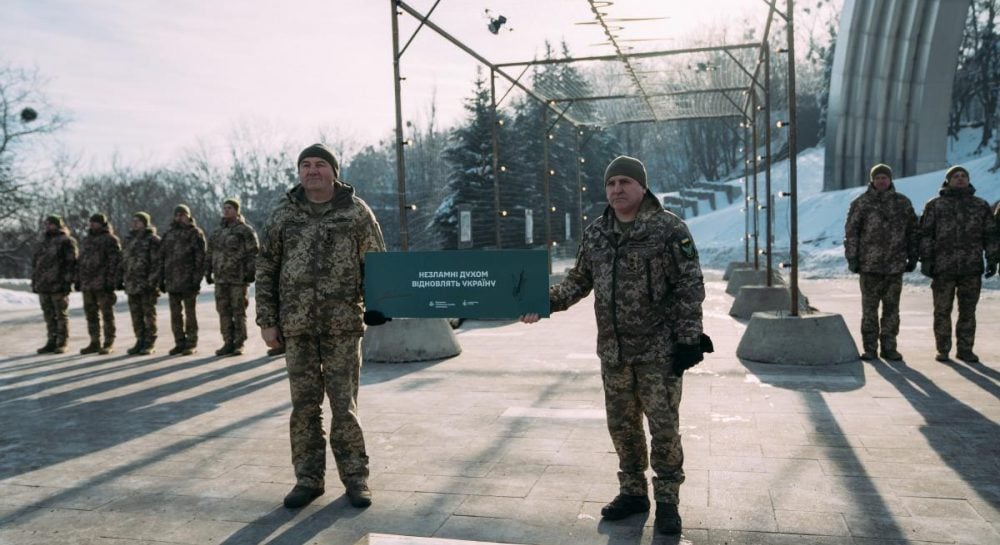 В центре Киева установлена символическая антидроновая сетка - символ "дороги жизни" на фронте