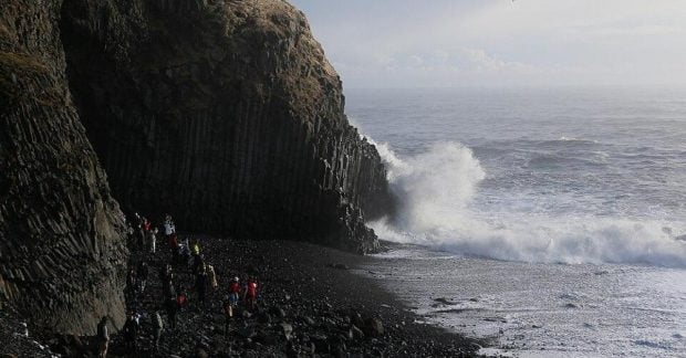 Прощай, Рейнисфьяра: фотограф показал, как стихия изменила легендарный черный пляж в Исландии (видео)