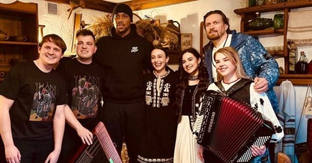 Усик и Джошуа вместе приехали в Киев (видео)