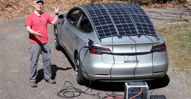 Американец поставил солнечные панели на Tesla и проверил, увеличится ли запас хода (видео)