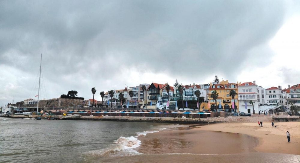 Кашкайш: уютный пляжный курорт в Португалии, где можно заглянуть в пасть Дьявола