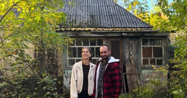 Пара купила заброшенную хату с 20 сотками: одна деталь стала большим сюрпризом (видео)