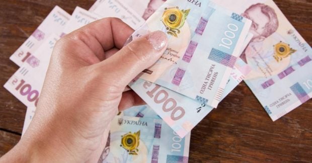 Украинцам выплатят 1500 гривен помощи: с 1 апреля ее получат 14 категорий