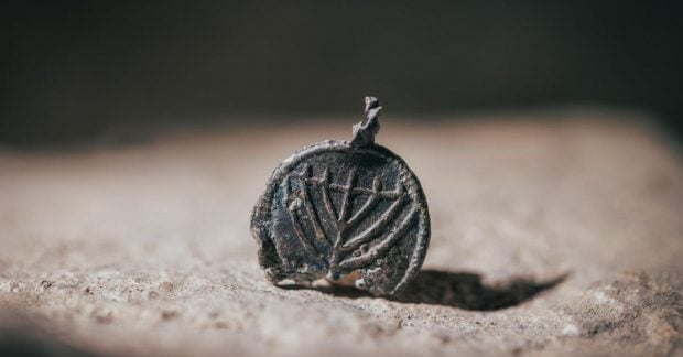 В Иерусалиме нашли редкий медальон возрастом 1300 лет, украшенный необычными изображениями (фото)