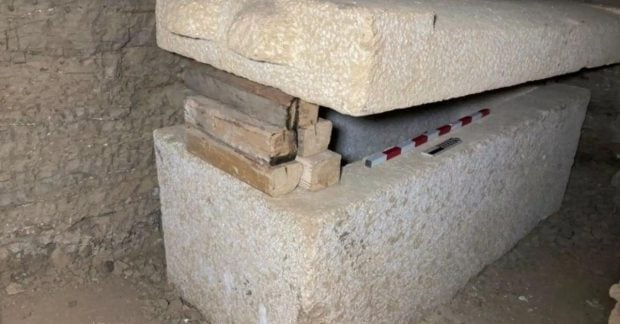 Археологи нашли на дне шахты запечатанную гробницу с покрытой золотом мумией (фото)