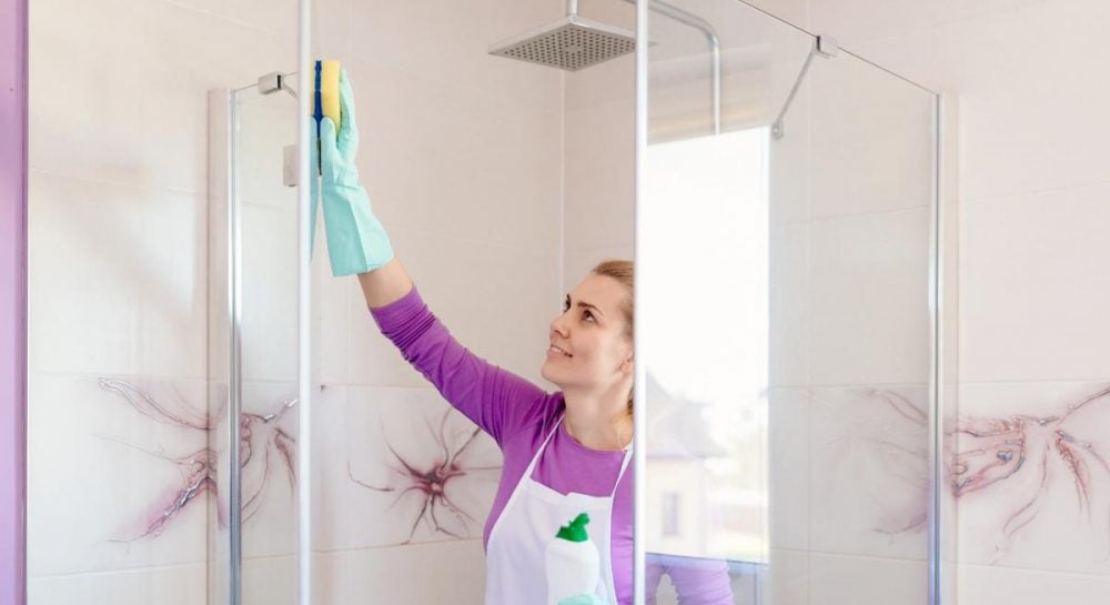 Как почистить двери в душевой кабине: эксперты назвали метод, который не оставит пятен