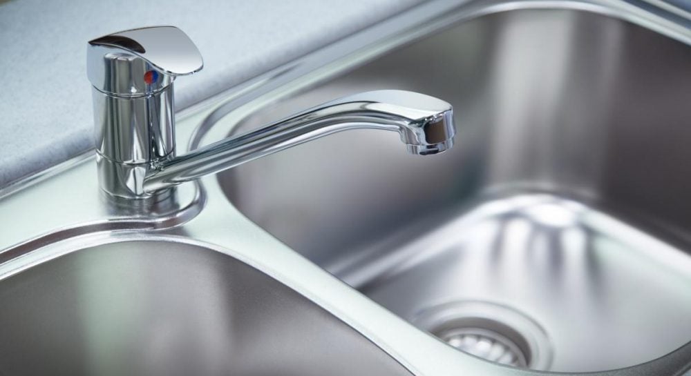 Почему забивается раковина на кухне: сантехники назвали привычки, которые разрушают трубы