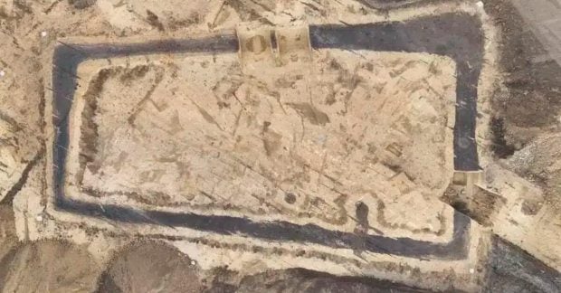 Археологи обнаружили таинственный подземный туннель внутри доисторического захоронения