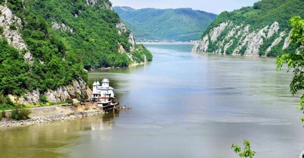 На Дунае исчезла водная граница между двумя странами: теперь там можно пройти песком