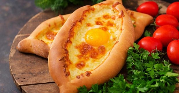 Какие хачапури более традиционны и как приготовить "по-аджарски": секреты Грузии от шефа