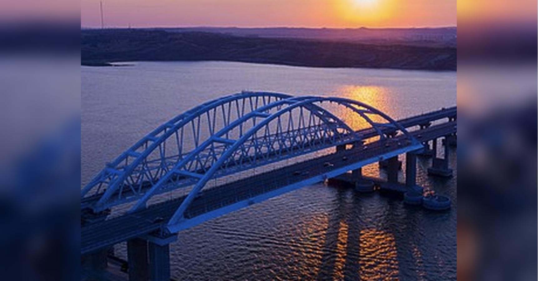 Удар по «вышкам Бойко» был «тренировкой»: эксперт увидел связь между визитом Джонсона и вероятным взрывом Крымского моста