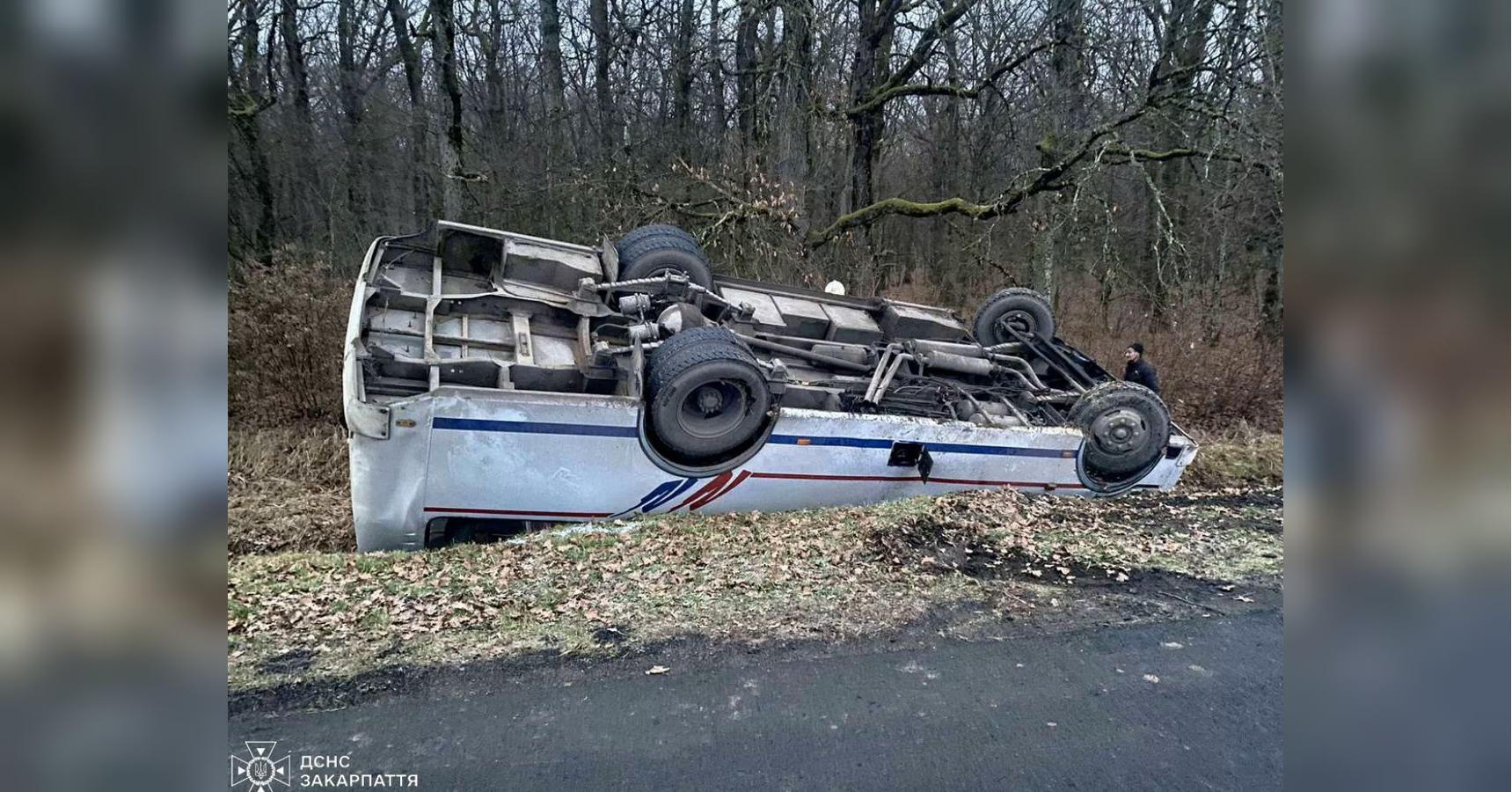 В Закарпатье перевернусь рейсовый автобус: госпитализированы 9 пассажиров