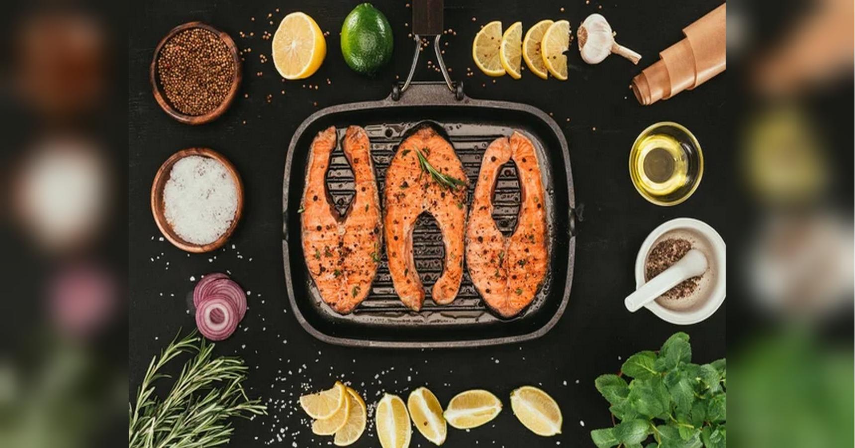 Улучшает память и укрепляет сердце: какую рыбу стоит есть после 50 лет