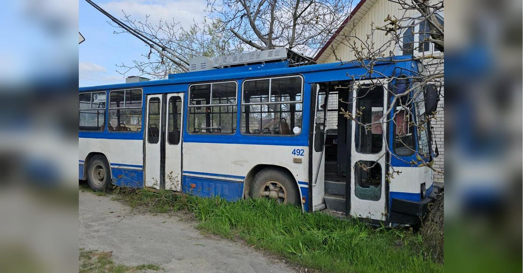 Дрон россиян ударил по троллейбусу в Херсоне: водителя не спасли