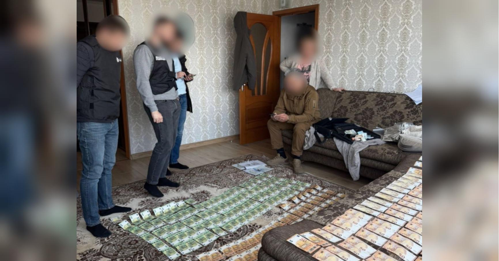 Авто, мотоциклы и миллионы наличных: полиция накрыла чиновников ТЦК по всей Украине