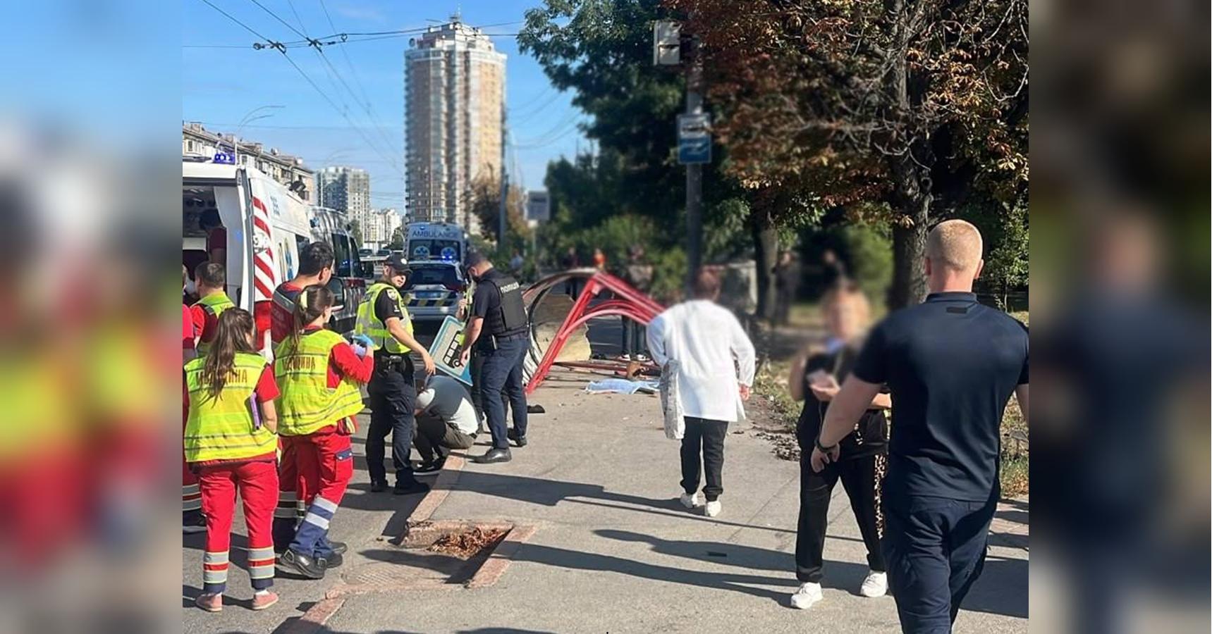 Есть погибшие и травмированные: в Киеве автомобиль влетел в остановку
