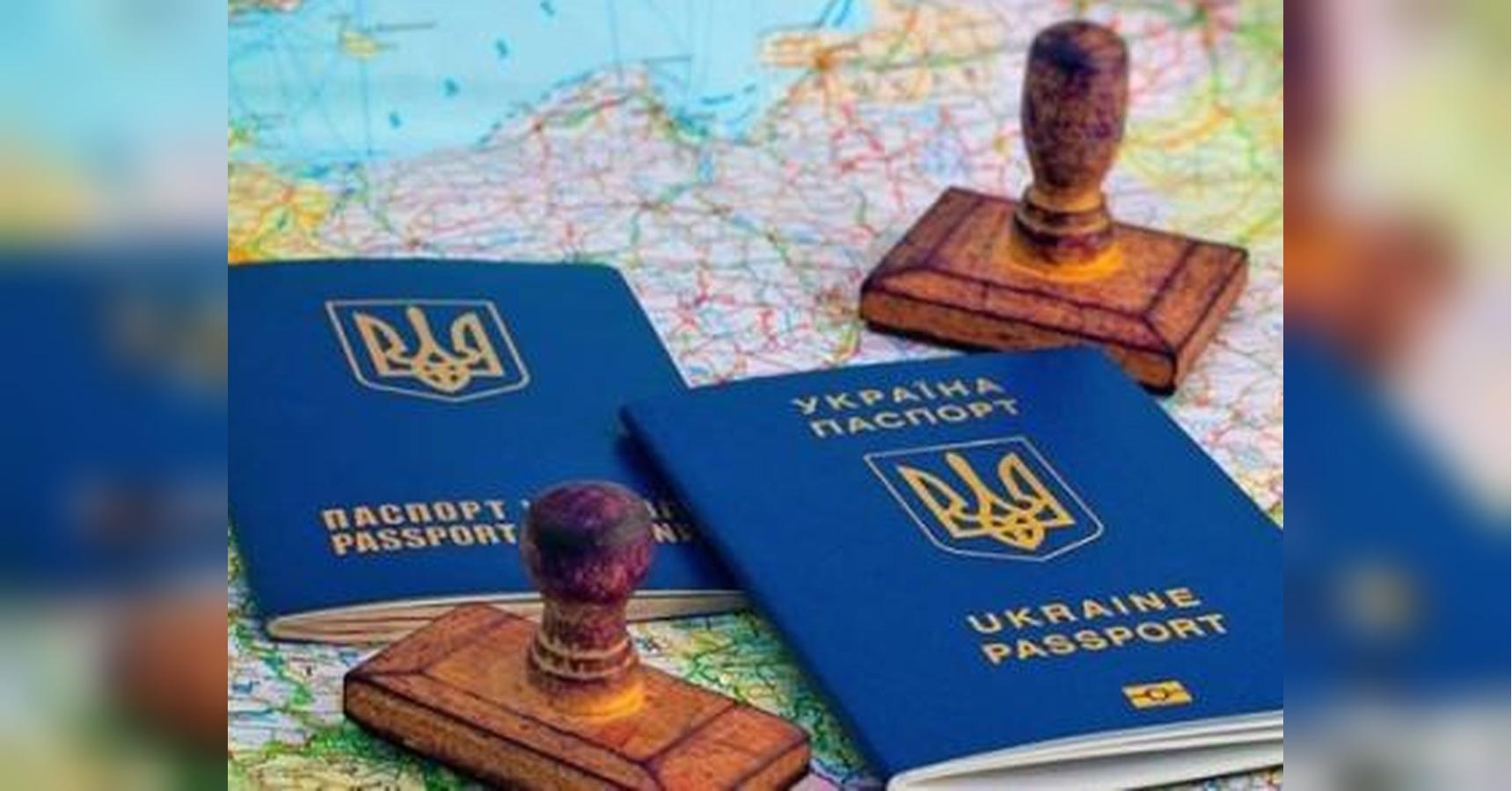 Украинцам запретили вывозить валюту за границу без пяти документов: на какую сумму это не распространяется