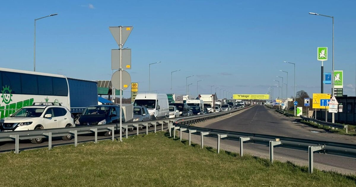 Поляки розблокували рух вантажівок на одному з пунктів пропуску: яка ситуація на кордоні