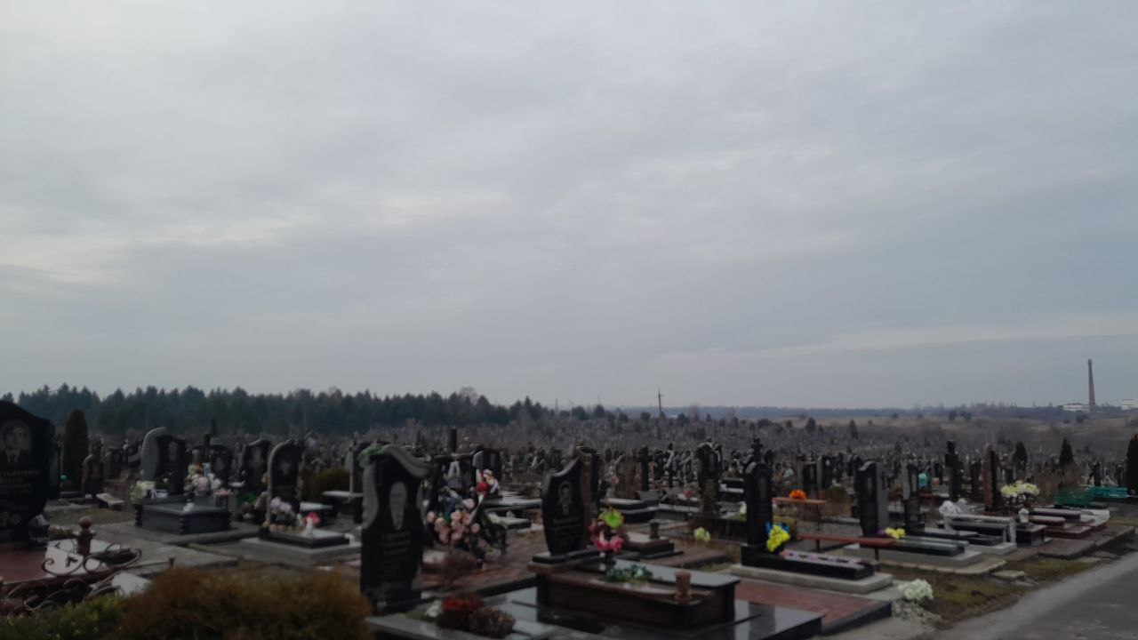 Приватні авто пустять до кладовища у Провідну неділю у Рівному. Але не всі