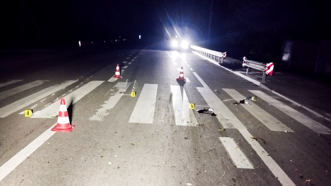 Збив на зебрі пенсіонера та втік: в Острозі у ДТП тяжко травмувався чоловік