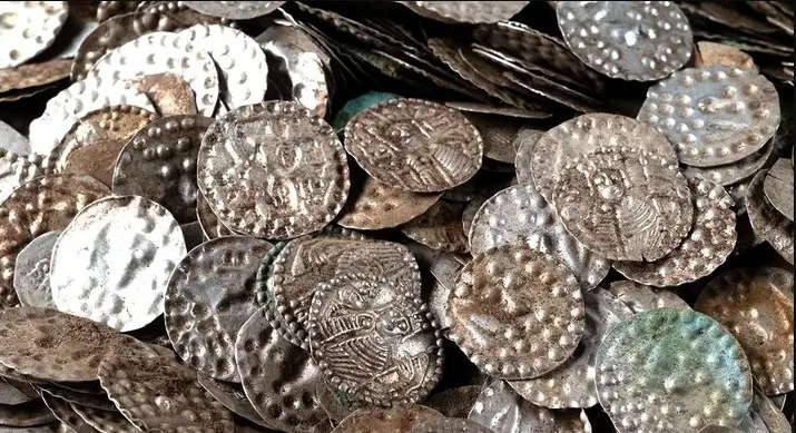 Рибалка, який шукав черв'яків, знайшов величезний середньовічний скарб (ФОТО)