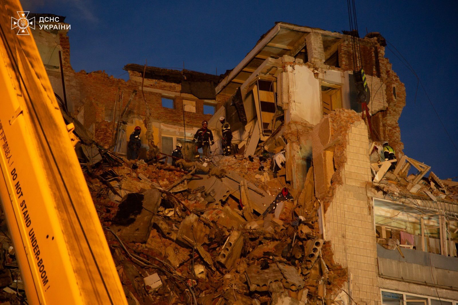 Живий: У Тернополі під завалами багатоповерхівки знайшли 20-річного хлопця (ВІДЕО)