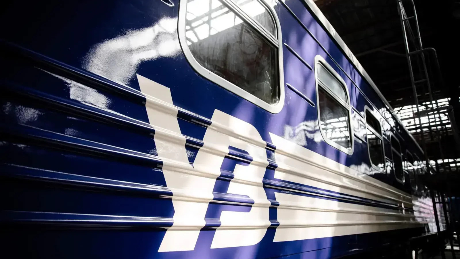 Російські дрони атакували локомотив залізниці на Рокитнівщині: Поранили двох залізничників