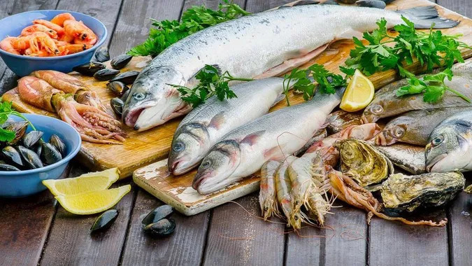 Дешевша за скумбрію, корисніша за лосось: яку рибу обов’язково треба додати до раціону