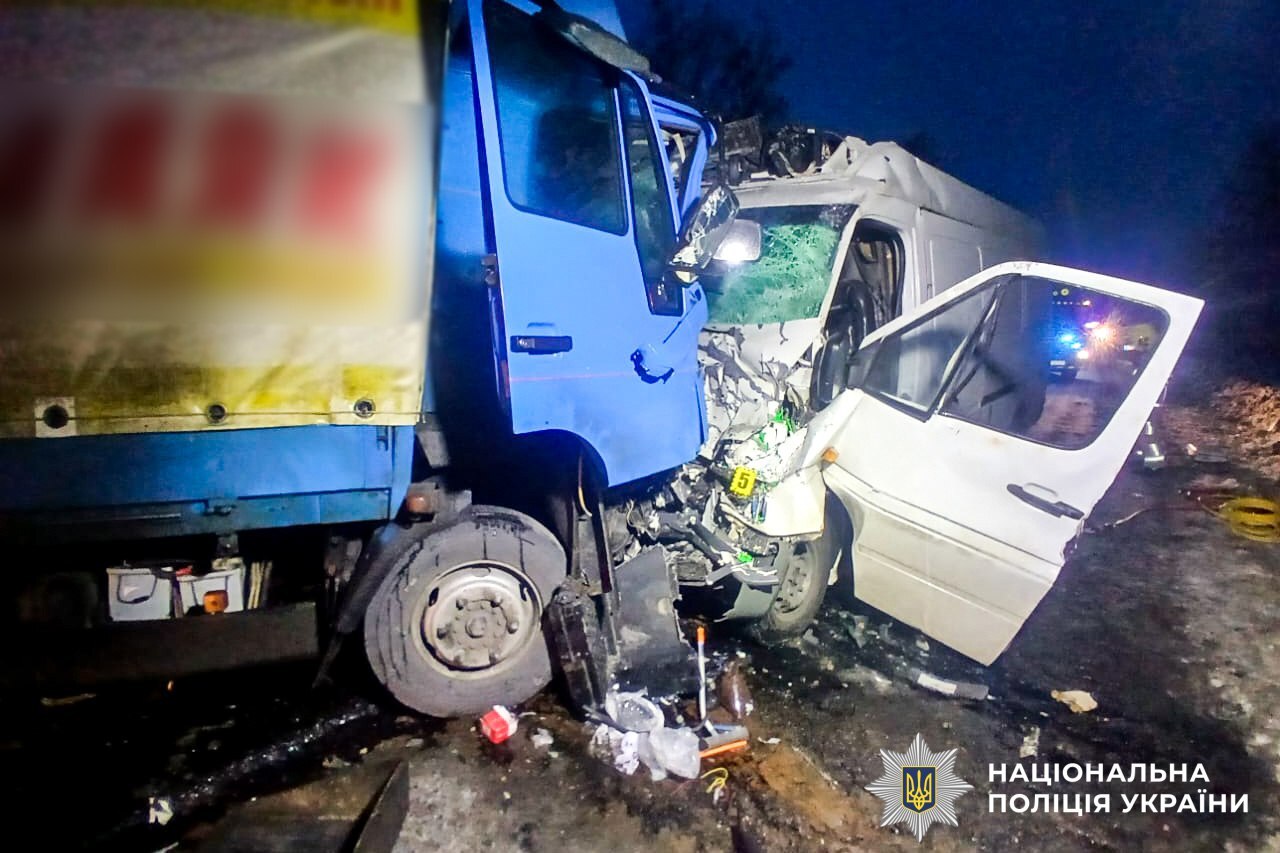 Пішов на обгін і влетів у лоб вантажівки: ДТП – на трасі Київ-Чоп (ФОТО)