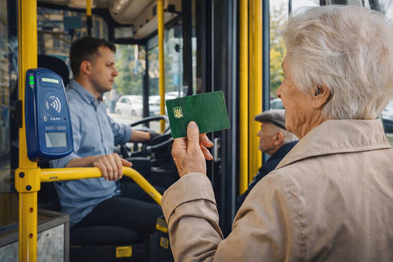 Одна важлива умова: з якого віку пенсіонер може безкоштовно їздити в транспорті