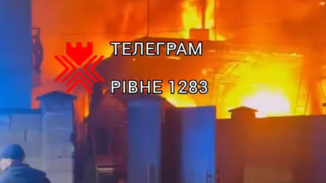 Масштабна пожежа у центрі Рівного: на місці працюють пожежники (ВІДЕО)