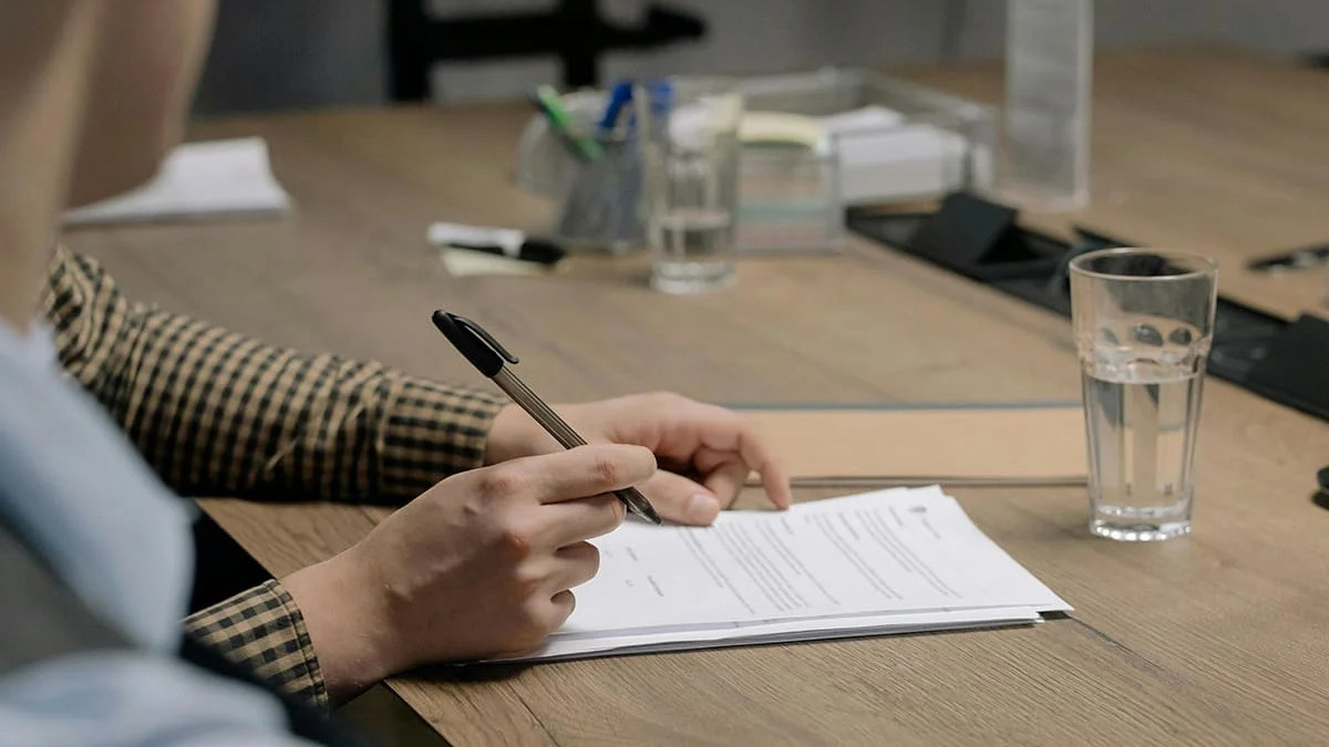 Схема з відстрочками: на Рівненщині затримали посадовицю медзакладу (ФОТО)