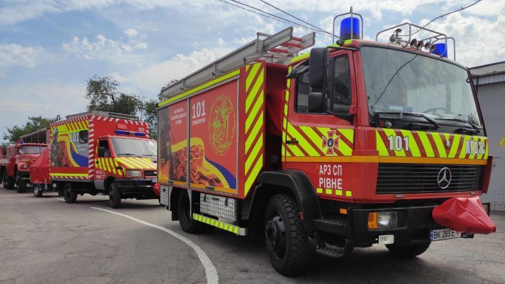 5 пожежних і швидкі «полетіли» на Городок біля Рівного (ВІДЕО)