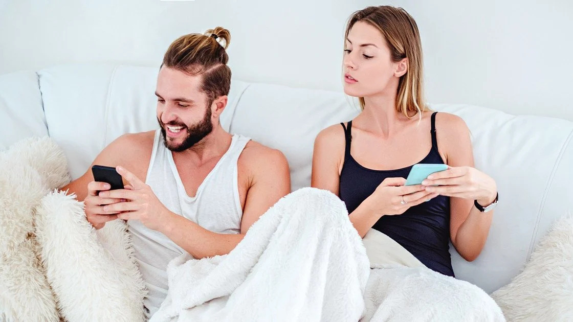 Переписка з іншою людиною — це вже зрада чи ні: пояснення психолога