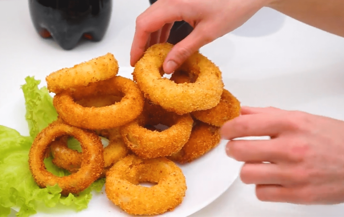 Хрусткі, ароматні кільця з тягучим сиром: діти проситимуть добавки (ФОТО)