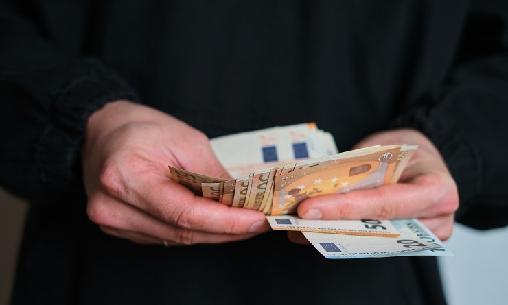 Одна з країн Європи готується переходити на євро: Що передбачає рішення