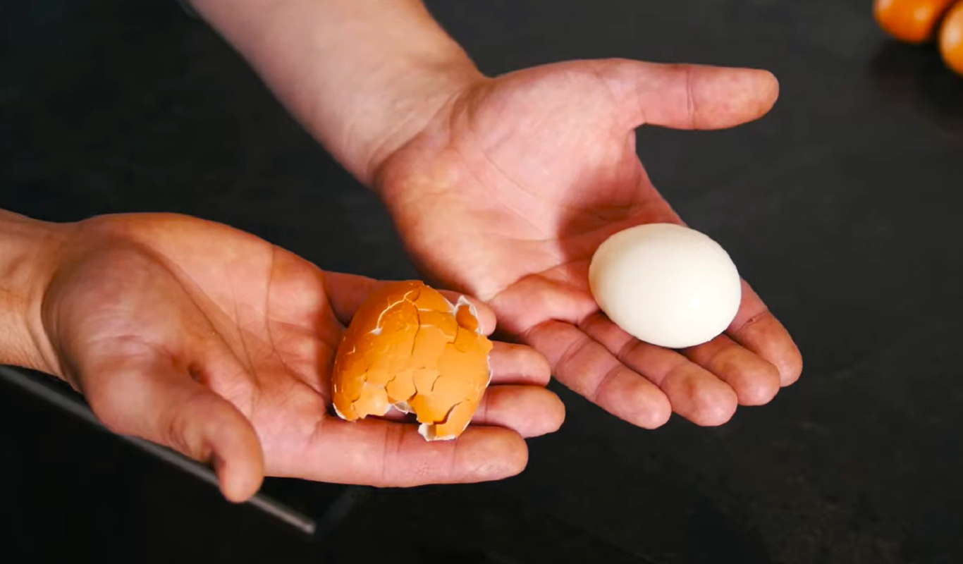 Не придтся за праздничным столом долбаться: что добавить в воду при варке яиц, чтобы они хорошо чистились