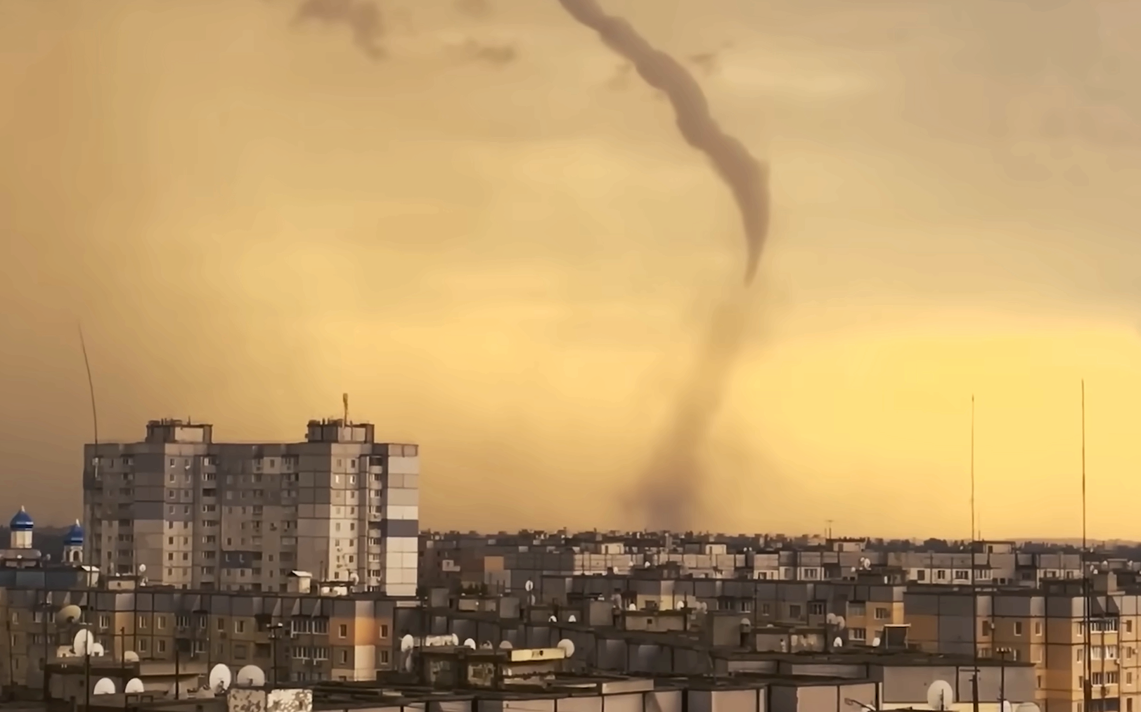 Это погодный апокалипсис: в Чернигове над центром города - огромный смерч - видео аномалии